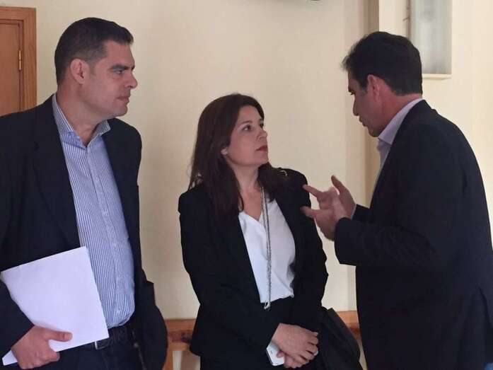 La alcaldesa (c) con el concejal Diego Ojeda (i) y el viceconsejero de Políticas Sociales, Francisco Candil (d), en el Centro de Mayores (Foto TA)